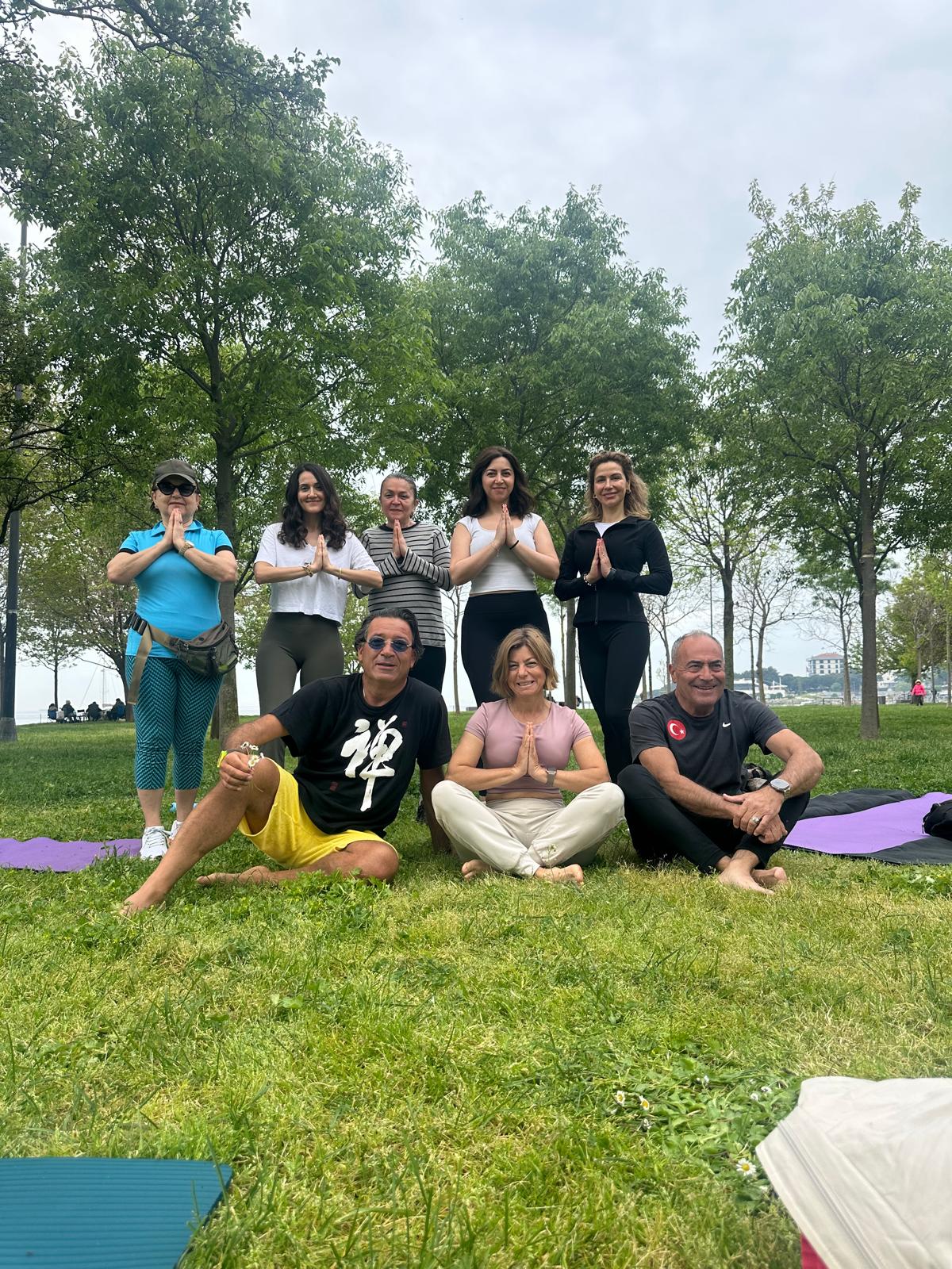 Açık hava yoga ve meditasyon buluşması